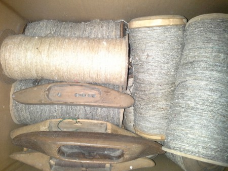 Konopné nite navinuté na cievkach.